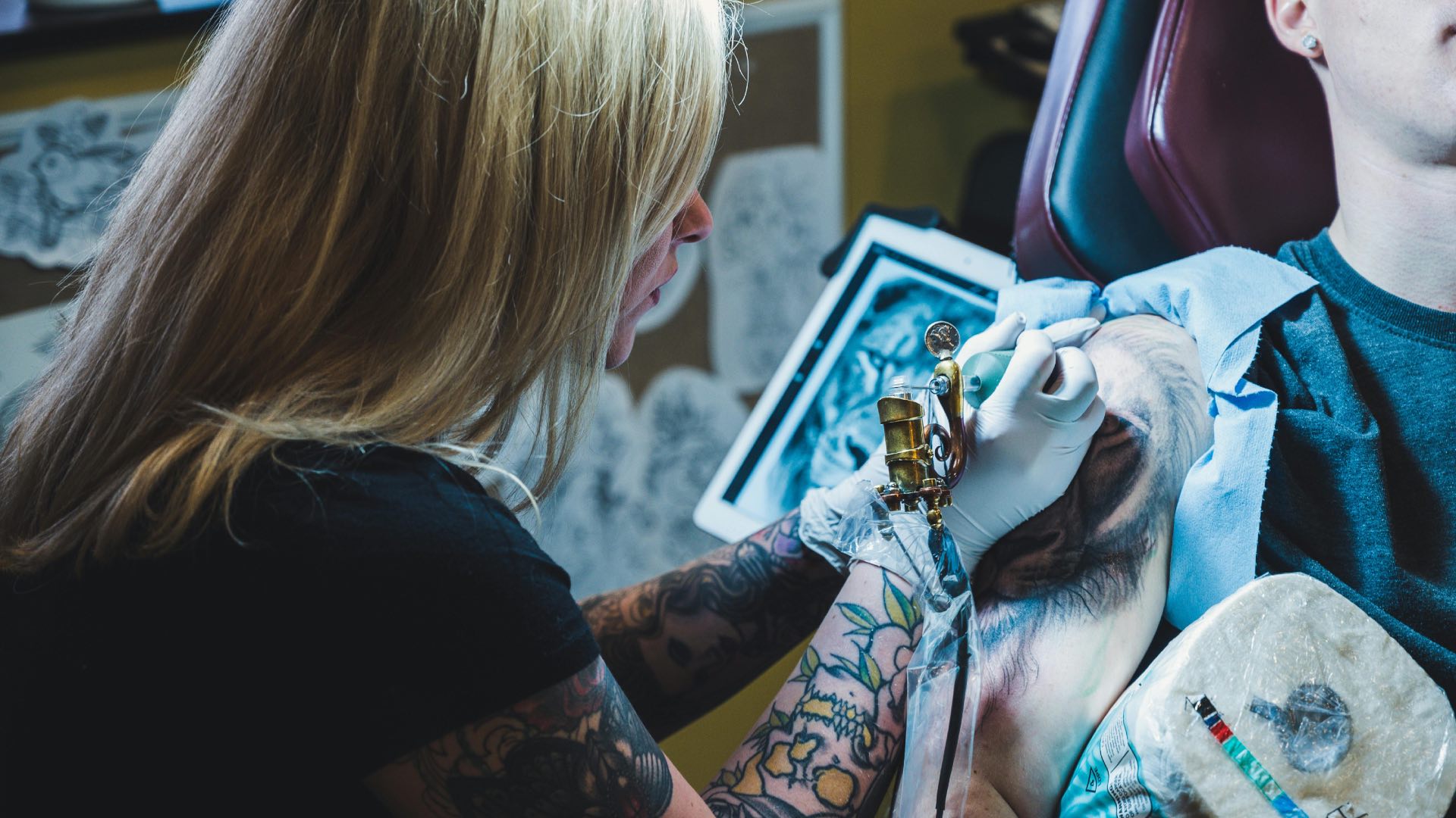 저는 파인애플 문신에 반했지만, 그 숨겨진 의미를 알고 나서는 정말 겁에 질렸어요.\, image size:1920x1080