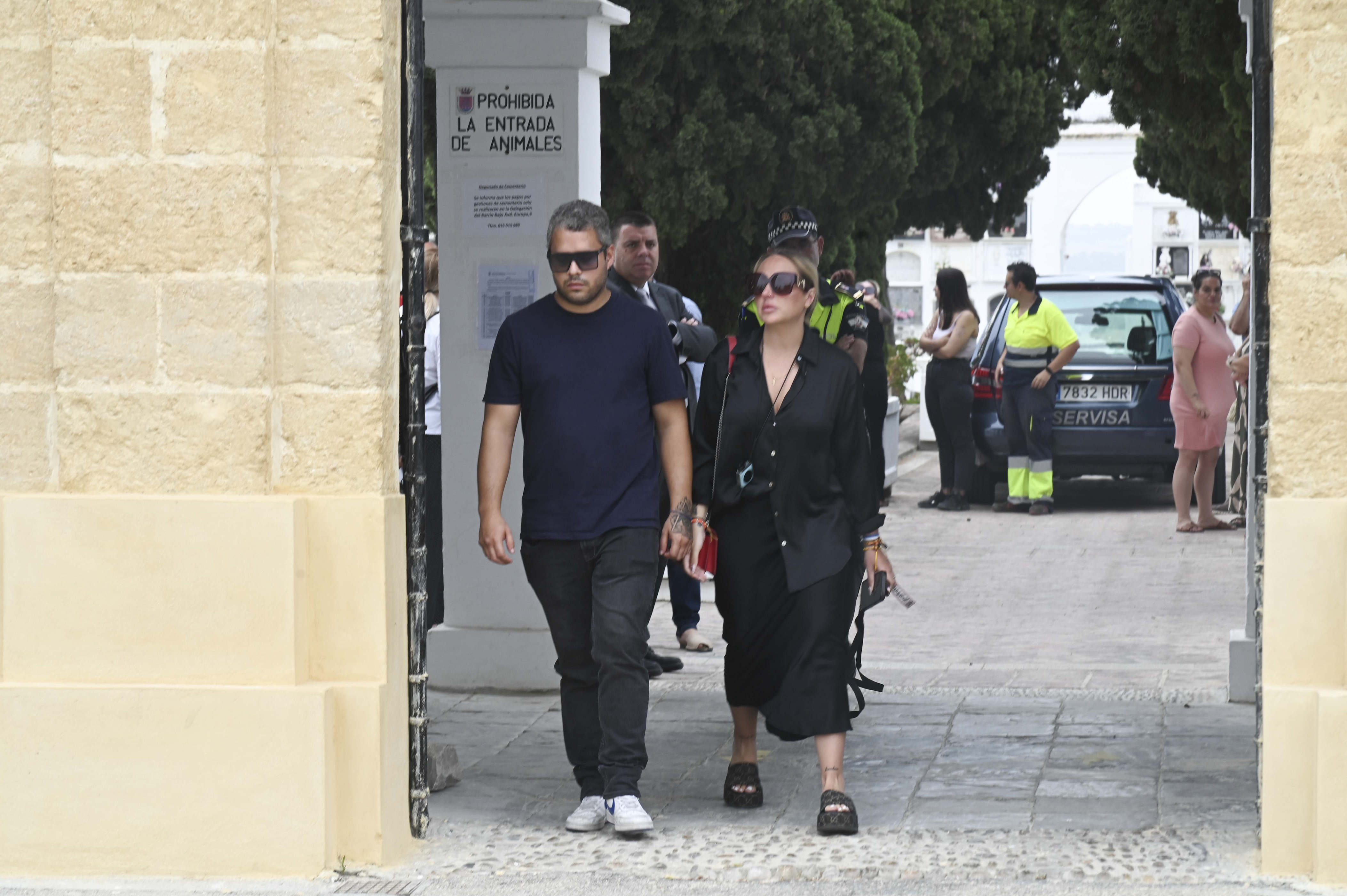 De riguroso luto y con rostros de dolor, la familia Ortega Cano da el último  adiós