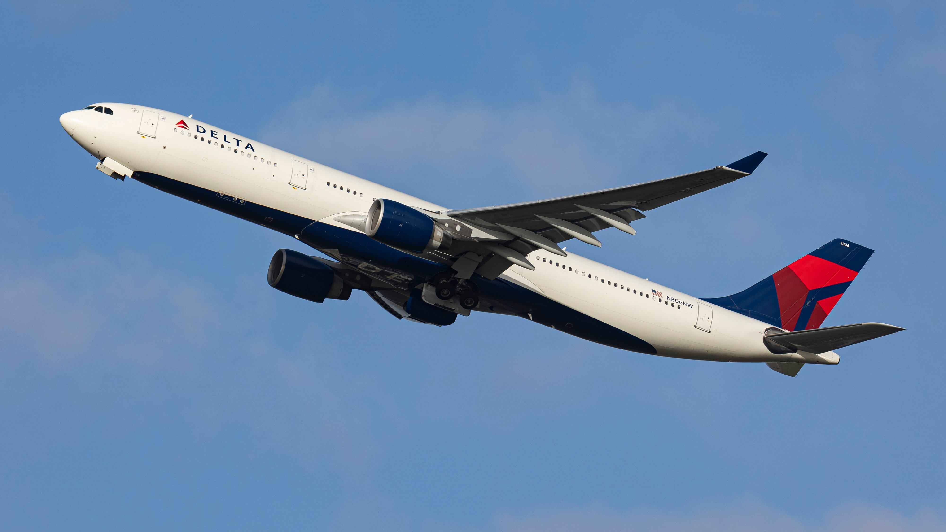Delta Jet Forced to Land on Remote Island After MidAir Emergency