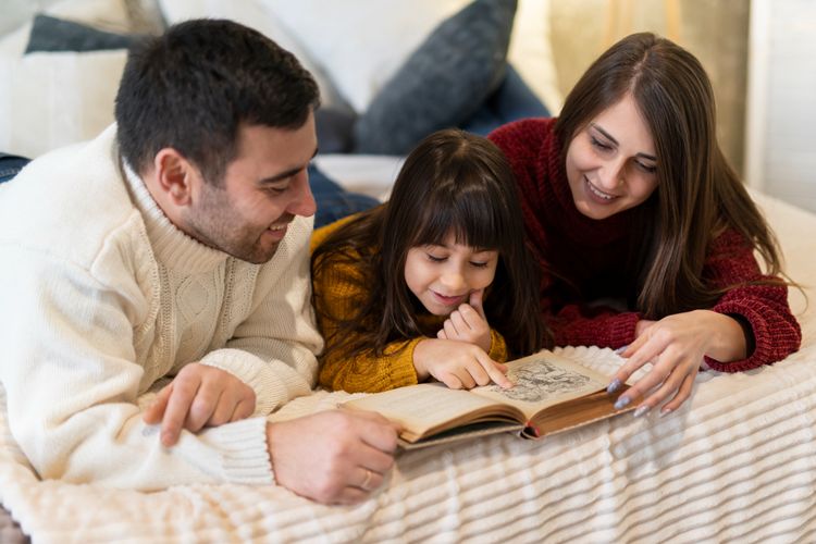 9 Tanda Anak Butuh Perhatian Orangtua Menurut Ahli