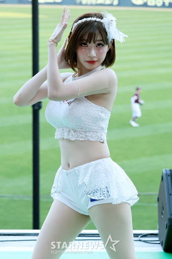 잠실야구장에서 응원하는 이주은 치어리더