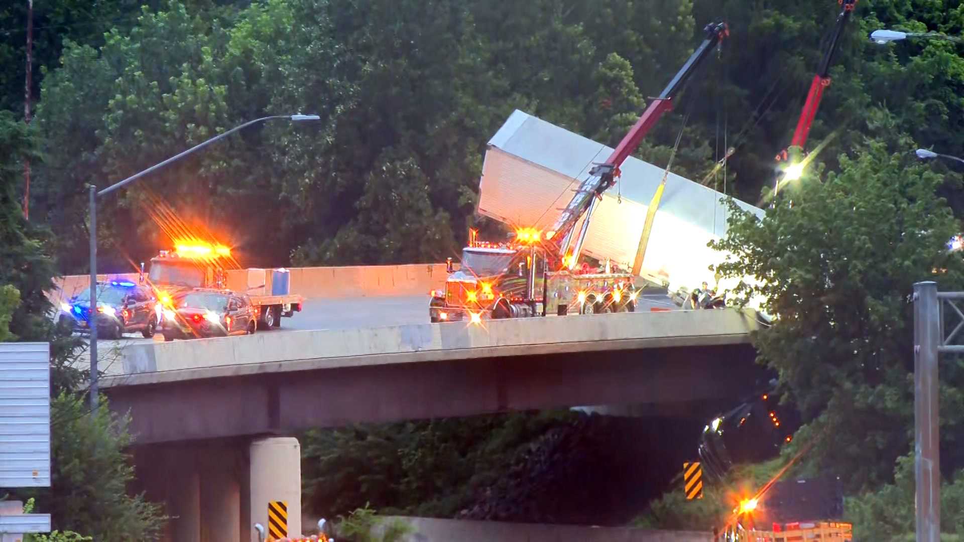 Tractor trailer dangling from bridge - AA1Il9Hk.img