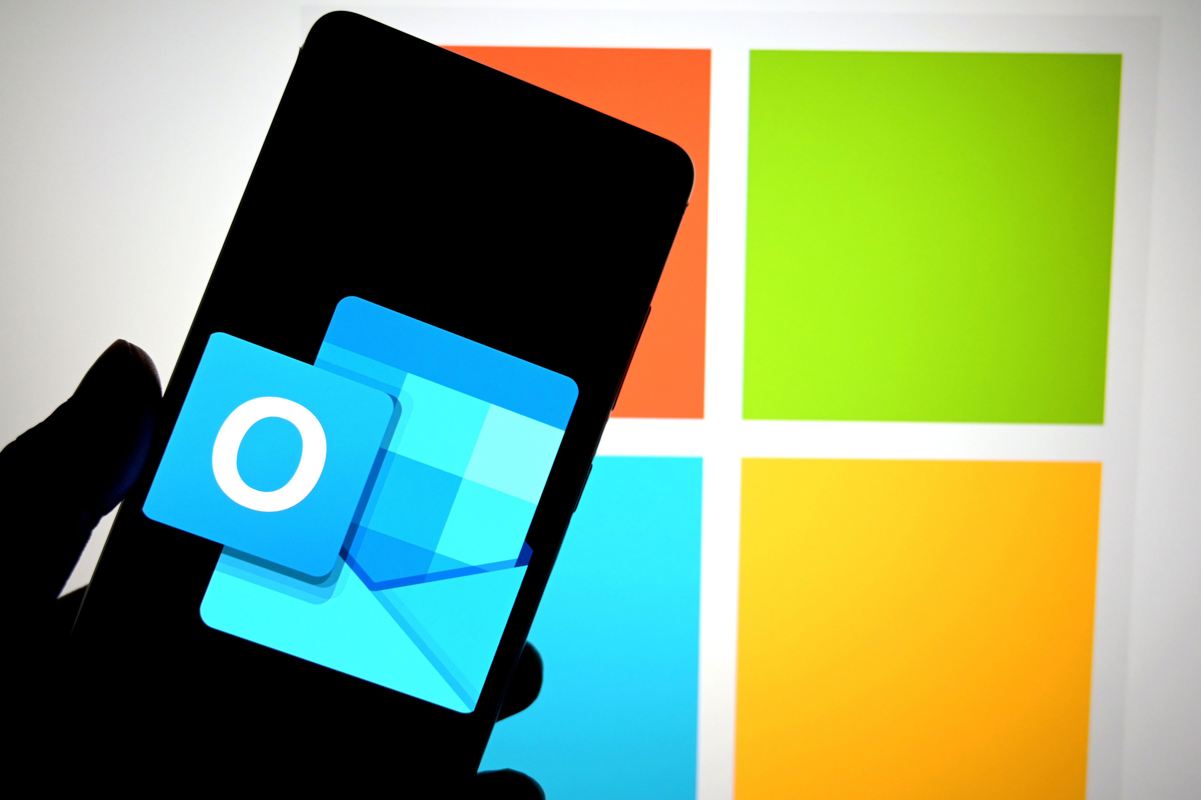 Microsoft Outlook is down. Latest email outage details.