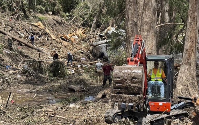 Personas y maquinaria recogen escombros en las zonas afectadas por las recientes inundaciones en Kerrville, Estados Unidos, el 10 de julio de 2025. Las autoridades han actualizado a 120 el número de personas muertas por las devastadoras inundaciones en el centro de Texas. Foto: EFE