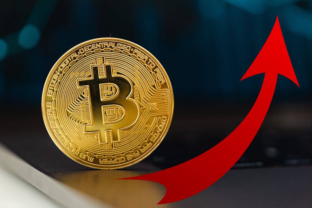 Bitcoin rompe récord y cotiza en 113 mil 784 dólares por unidad