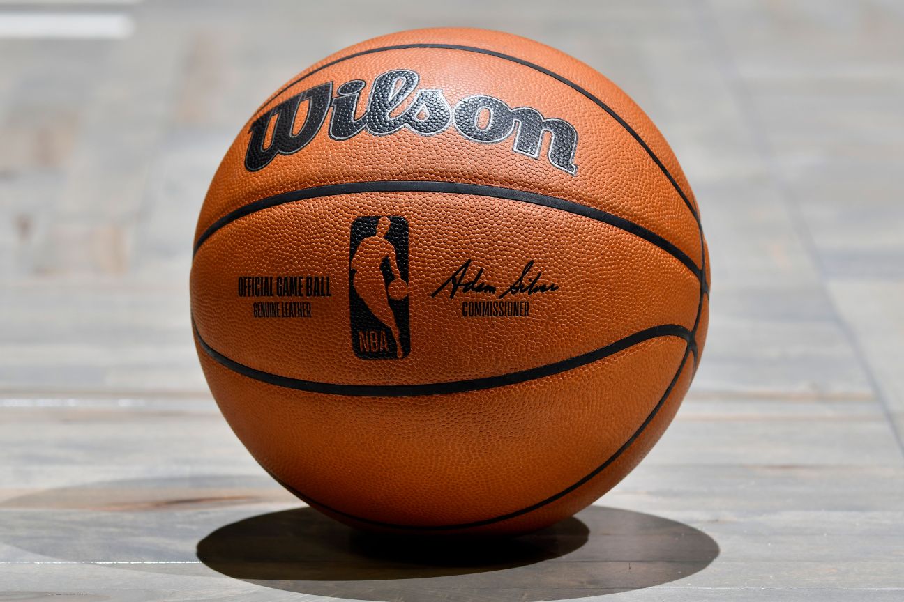 Spurs-Rockets delayed to replace rim bent during pregame