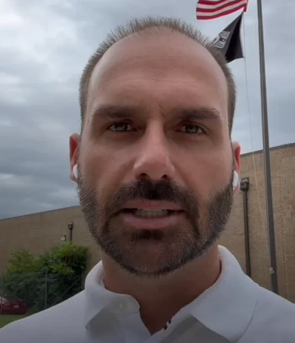 Eduardo Bolsonaro se posiciona sobre imposto de Trump.