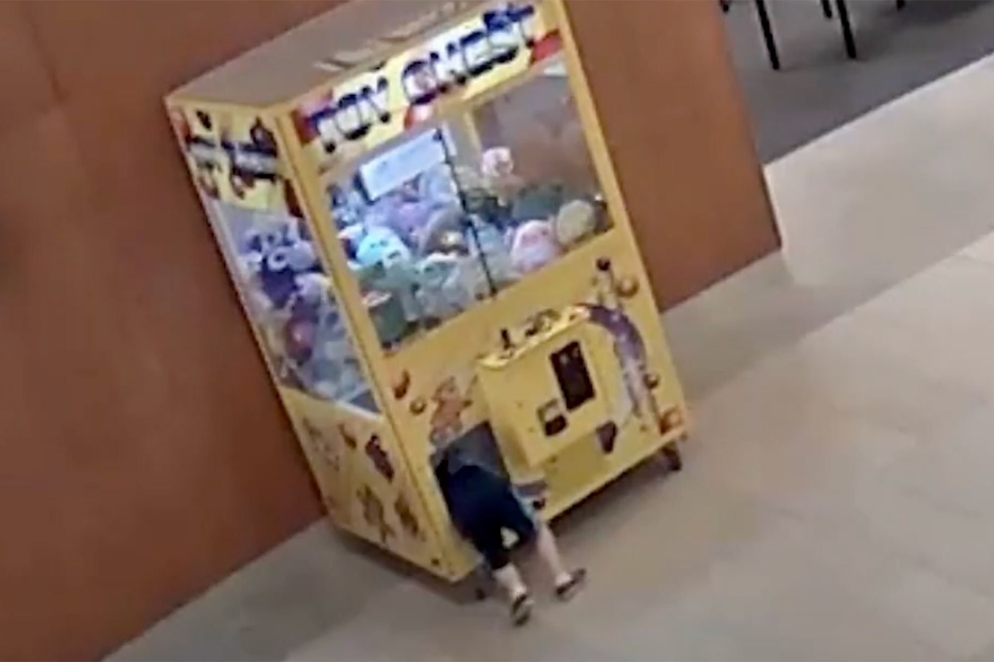 Child Rescued After Getting Stuck Inside Claw Machine in Ohio Video(00)