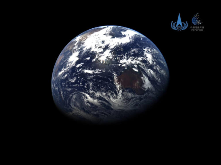 中国、小惑星探査機「天問2号」が撮影した地球と月の画像を公開
