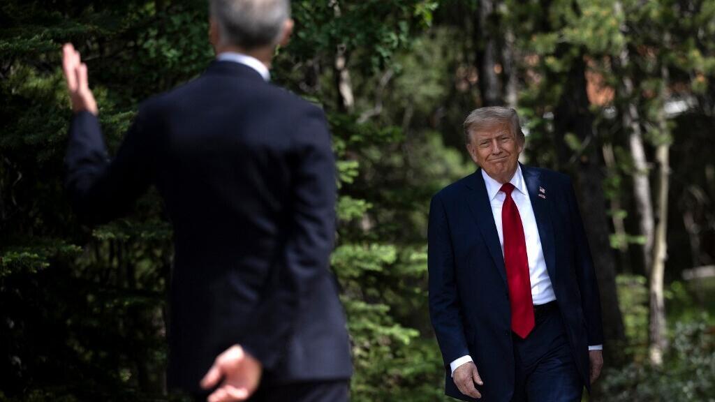 Donald trump accueilli par le Premier ministre canadien Mark Carney lors de son arrivée au sommet du G7 à Kananaskis en Alberta au Canada, le 16 juin 2025.