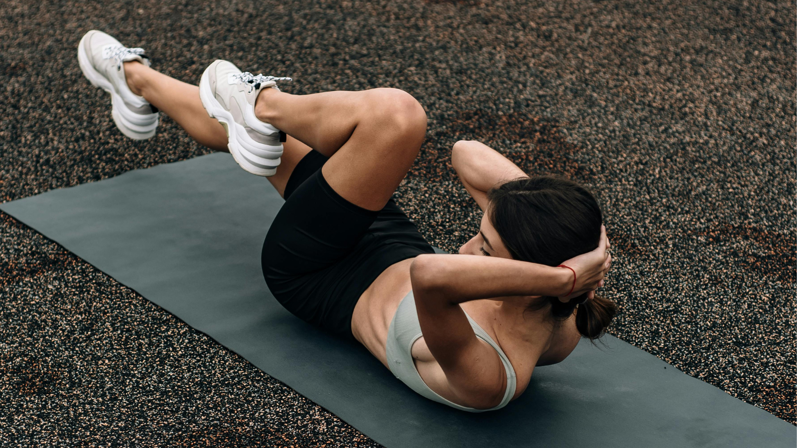 Adieu les crunchs : 2 minutes de cet exercice ultra-efficace valent ...