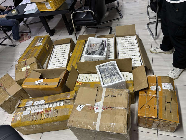 Substandard iPhones, iPads seized in Binondo raid; 3 Chinese nabbed