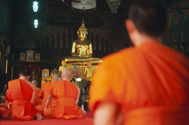 3 ปัจจัยเหตุใดวงการสงฆ์ไทย เกิดกรณีฉาวแบบ "เจ้าคุณอาชว์-สีกากอล์ฟ" บ่อยครั้ง