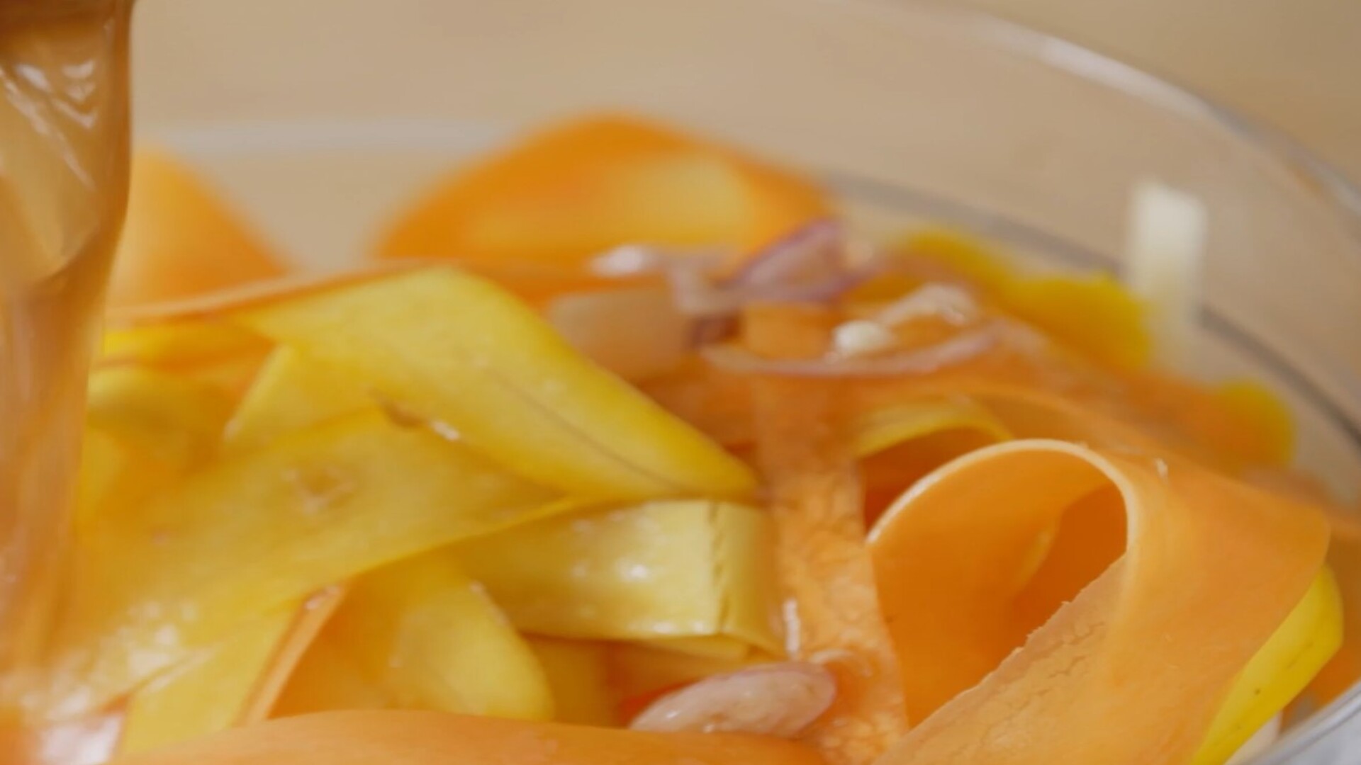 Gemüse-Salat ohne Salat mit Kaffee-Honig-Vinaigrette