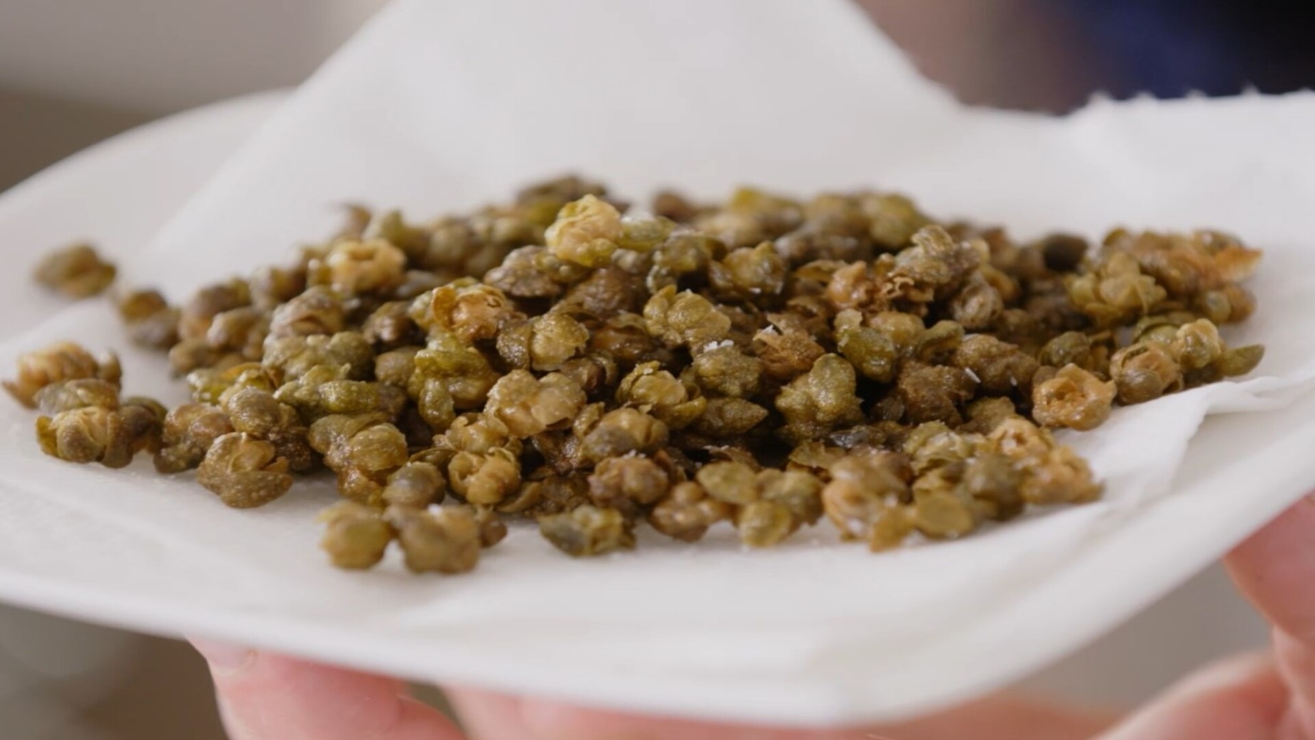 Knusprige Schalotten und gebratene Kapern, das ultimative Garnierungs ...