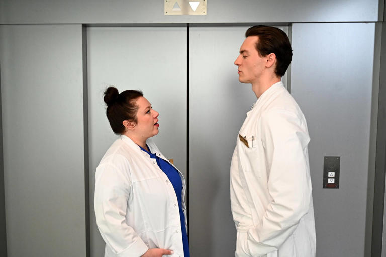 Vanessa (Julia Augustin) stößt Johannes (Maximilian Schneider) vor den Kopf, als sie sich in Valeas Behandlung einmischt. Quelle: RTL / Julia Feldhagen