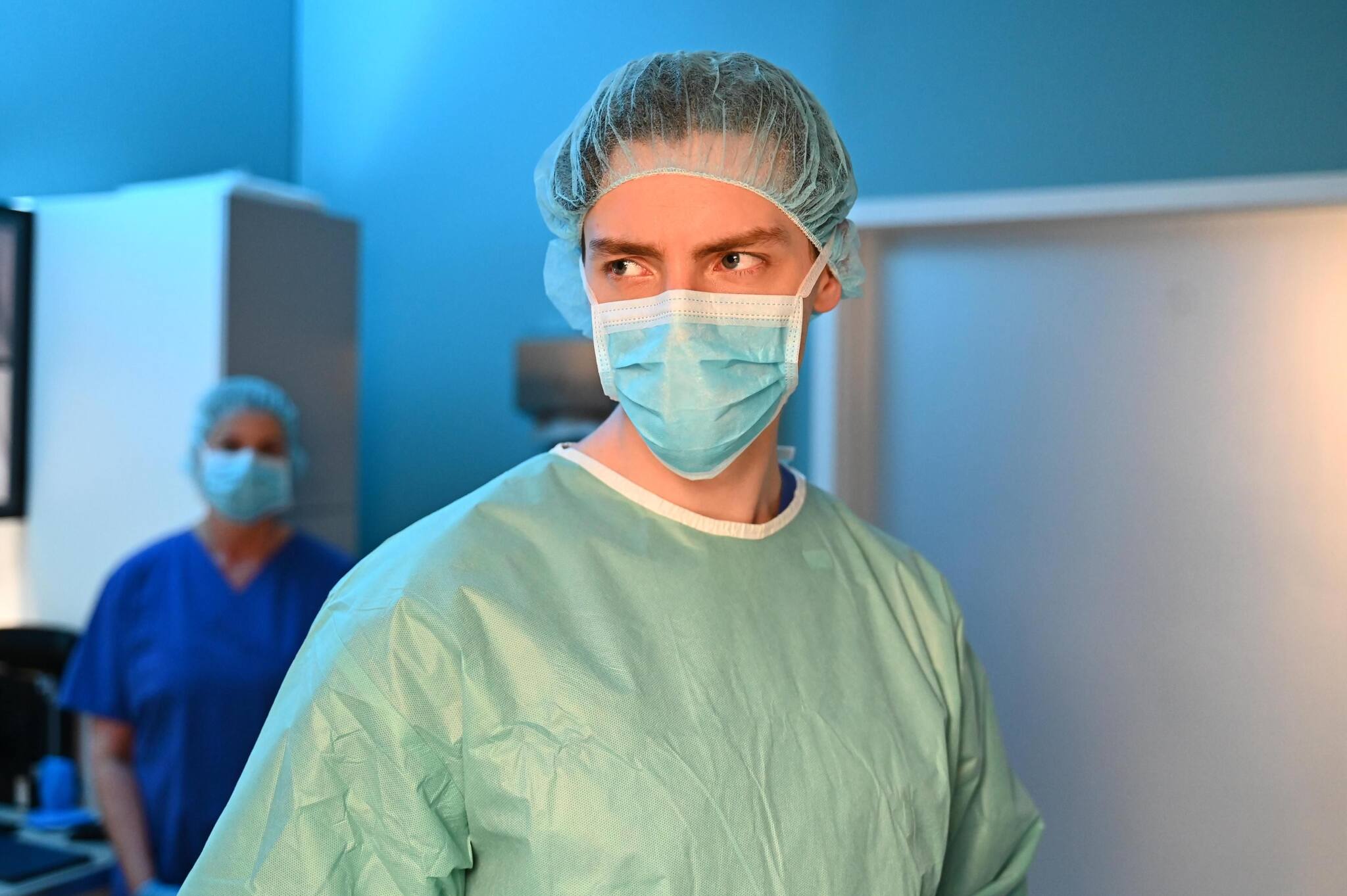 Johannes (Maximilian Schneider) ist schockiert, als die Operation einen dramatischen Verlauf nimmt. . Quelle: RTL / Julia Feldhagen