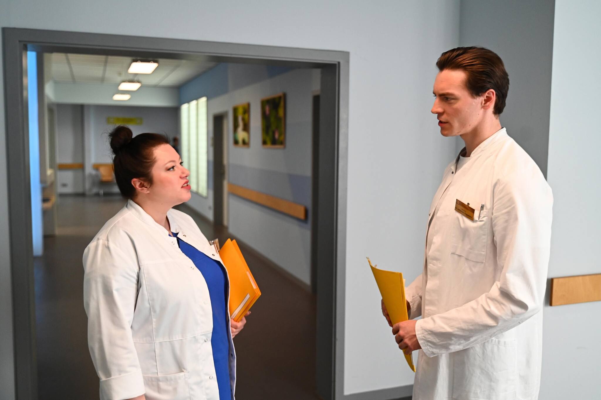 Vanessa (Julia Augustin) lässt Johannes (Maximilian Schneider) diplomatisch auflaufen. . Quelle: RTL / Julia Feldhagen