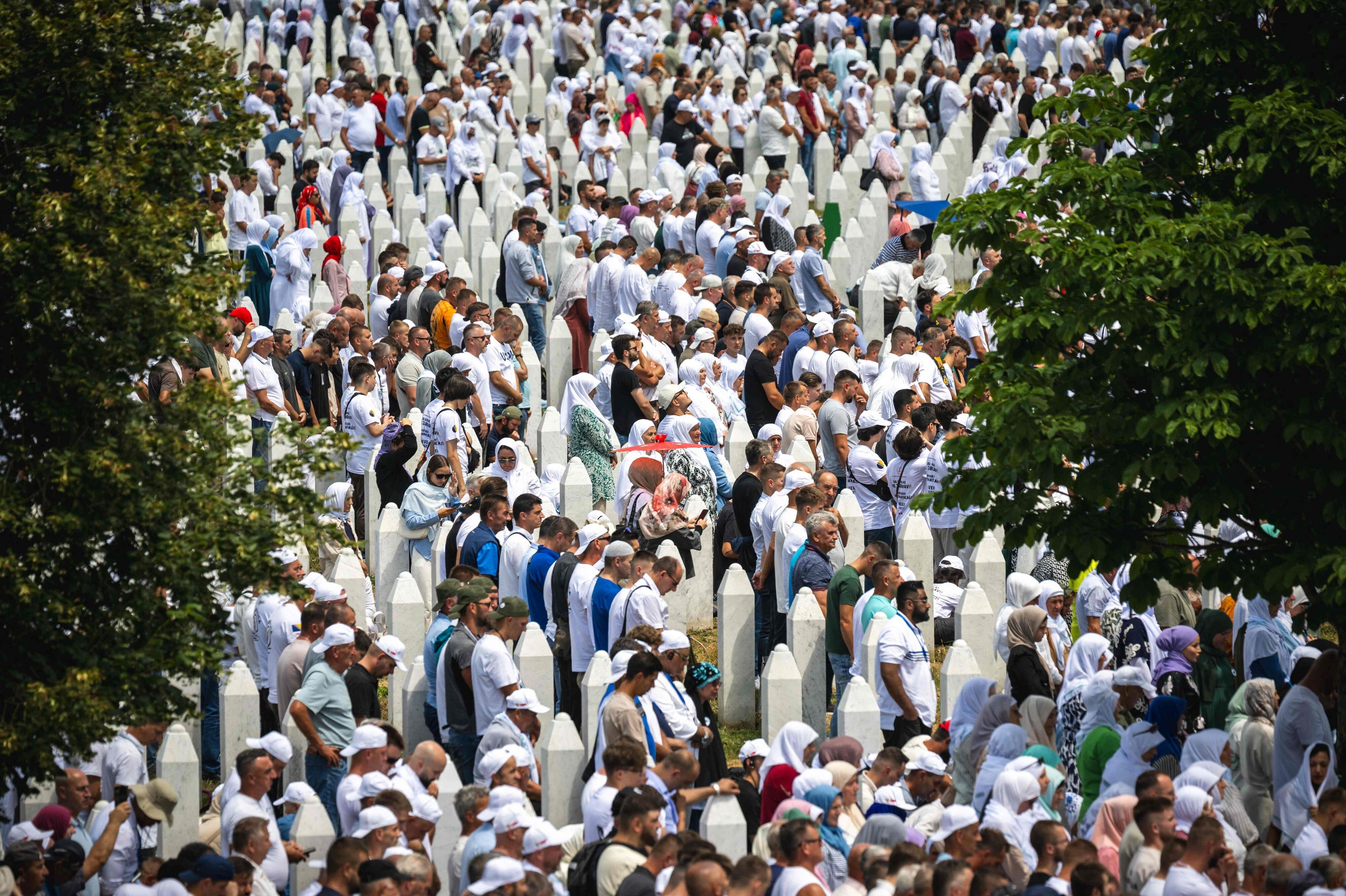 32 årig mindes både sin far og farfar ved Srebrenica ceremoni 32 årig mindes både sin far og farfar ved Srebrenica ceremoni
