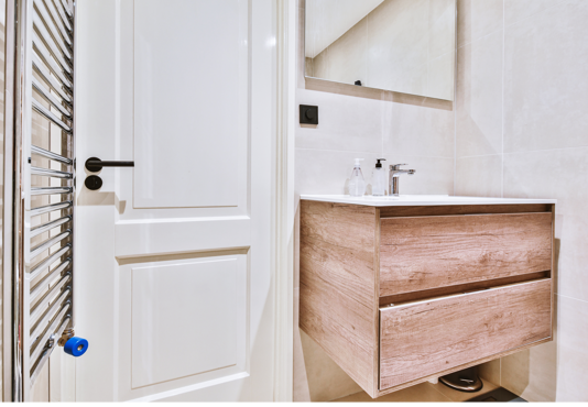 Qué dice el Feng Shui sobre los espejos en el baño.