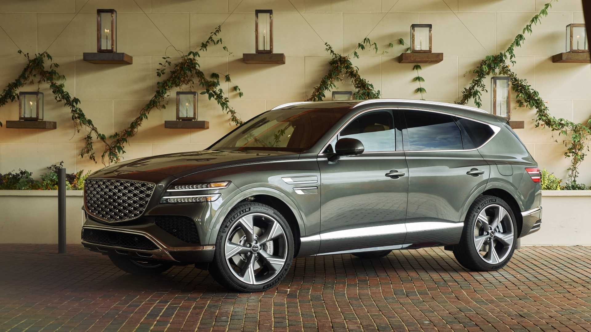 Front 3/4 shot of a 2025 Genesis GV80