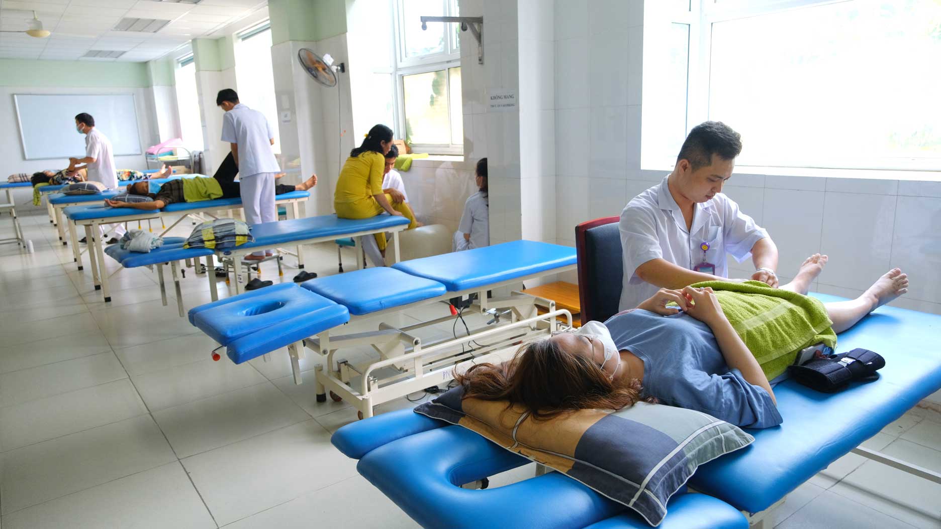 Bác sĩ chỉ ra những thói quen sinh hoạt khiến thoái hóa xương khớp ngày càng trẻ hóa