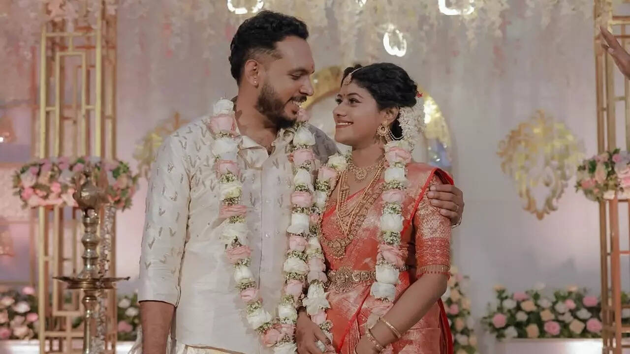 Oru Chiri Iru Chiri Bumper Chiri host Karthik Surya ties the knot with  cousin Varsha; see pics, image size:1280x720