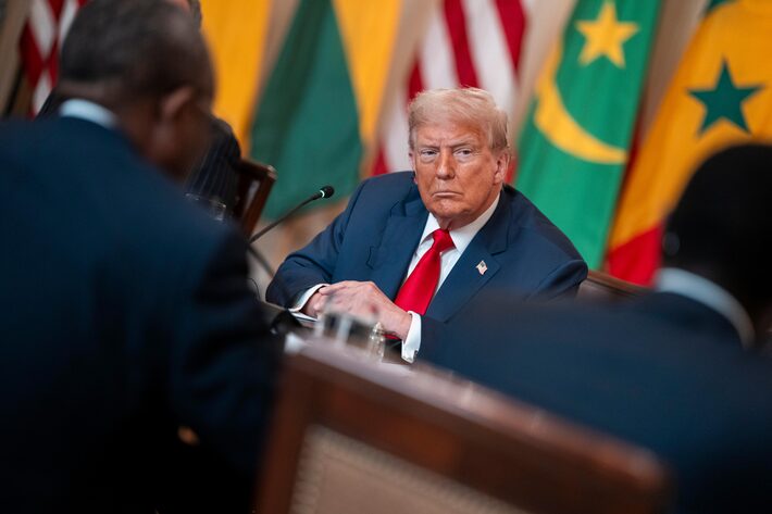 Presidente Donald Trump (Republicano) também sobretaxou produtos brasileiros esta semana. Em carta aberta, Trump disse se tratar de resposta ao julgamento do ex-presidente Jair Bolsonaro, réu por golpe de Estado, e às decisões do Supremo Tribunal Federal (STF) contra empresas americanas de tecnologia. Foto: Doug Mills/The New York Times