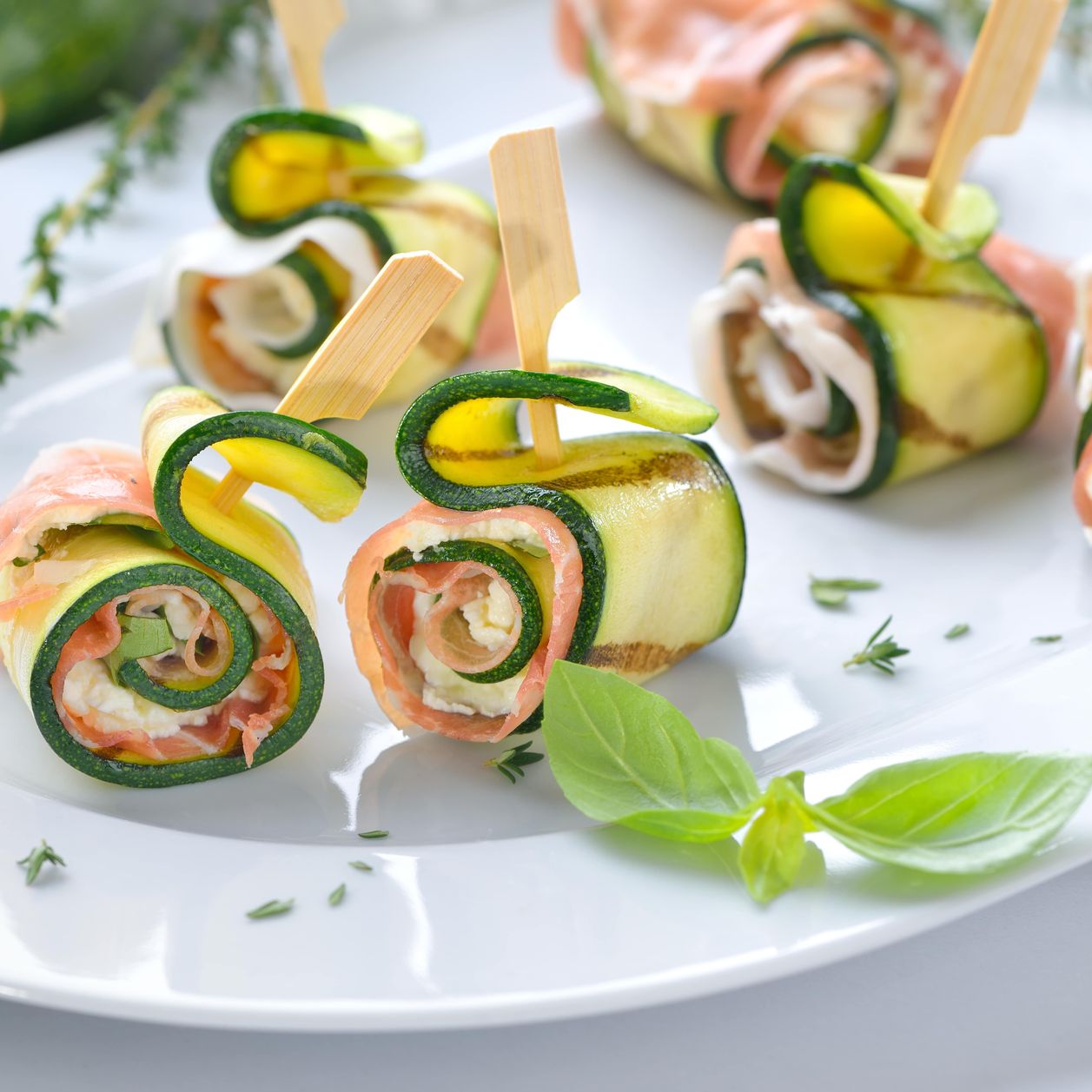Mini-roulés à la courgette : la recette à faire à l'apéro, prête en 5 ...