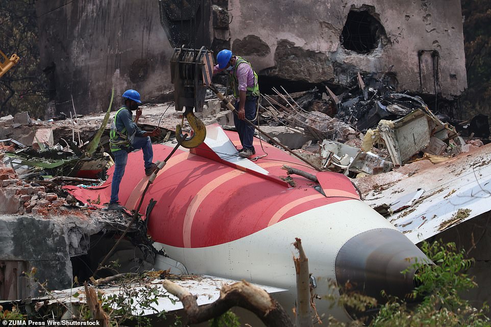 Report Air India pilots' final words to each other before crash(02)