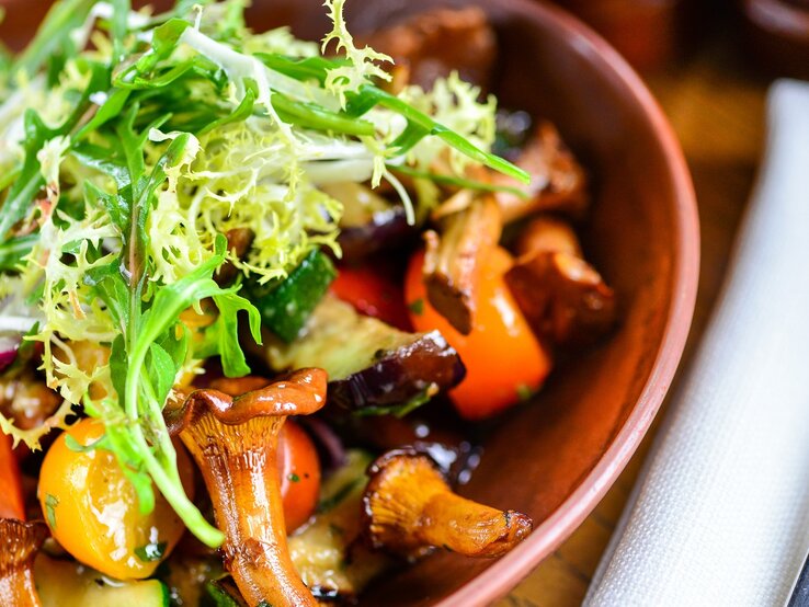 Pfifferlingsalat mit Kirschtomaten – passend zur Saison