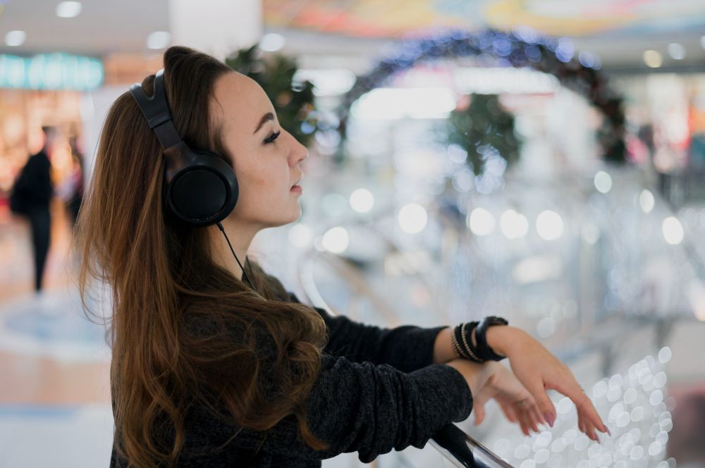 9 Ciri Kepribadian Orang Selalu Pakai Headphone di Tempat Umum Meski