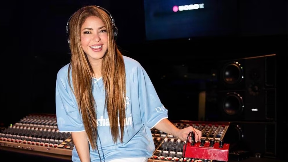 Shakira anuncia que trabaja en nueva música desde el estudio
