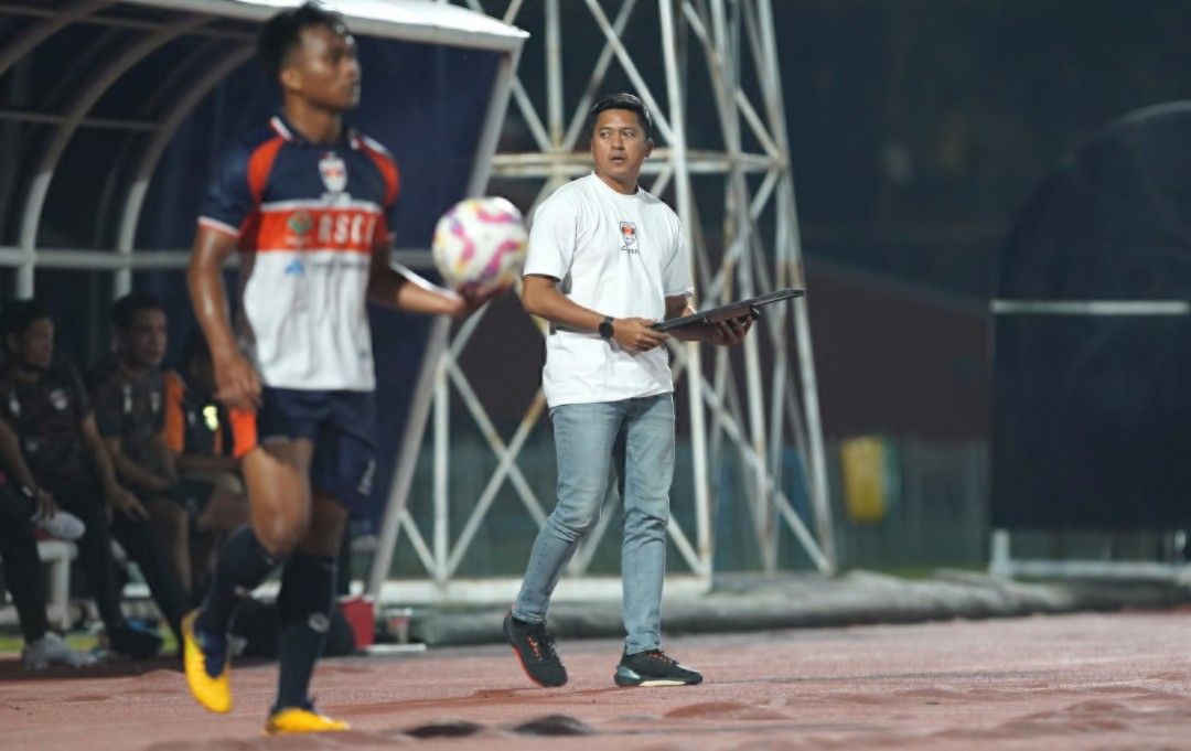 Pelatih Kendal Tornado FC, Stefan Keeltjes.