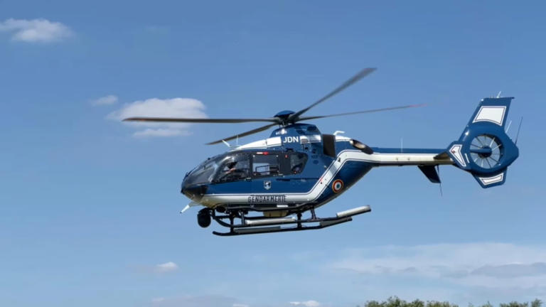 Les pilotes des hélicoptères de la gendarmerie réalisent une dernière répétition avant le défilé du 14 juillet.