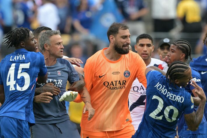 João Pedro, brasileiro do Chelsea, é agredido por Luis Enrique e Donnarumma. Foto: Juan Mabromata/AFP