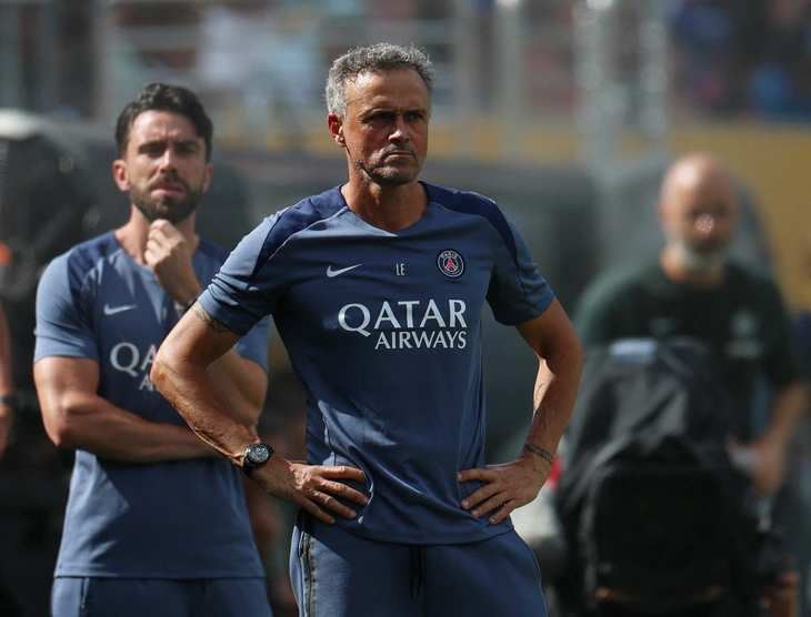 HLV Luis Enrique nói gì về hình ảnh tát tiền đạo Joao Pedro?