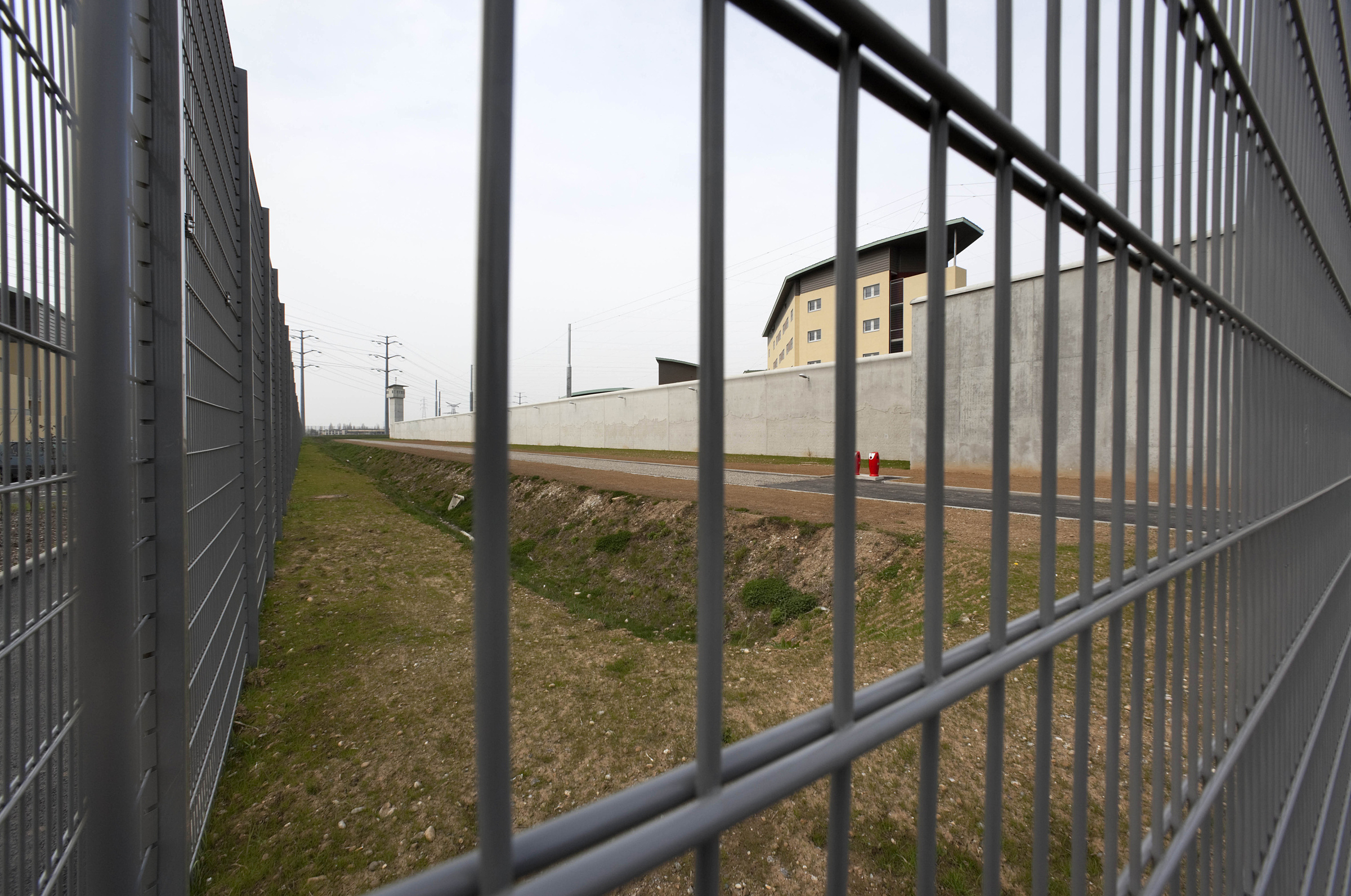 Pháp bắt được phạm nhân trốn trong hành lý để vượt ngục