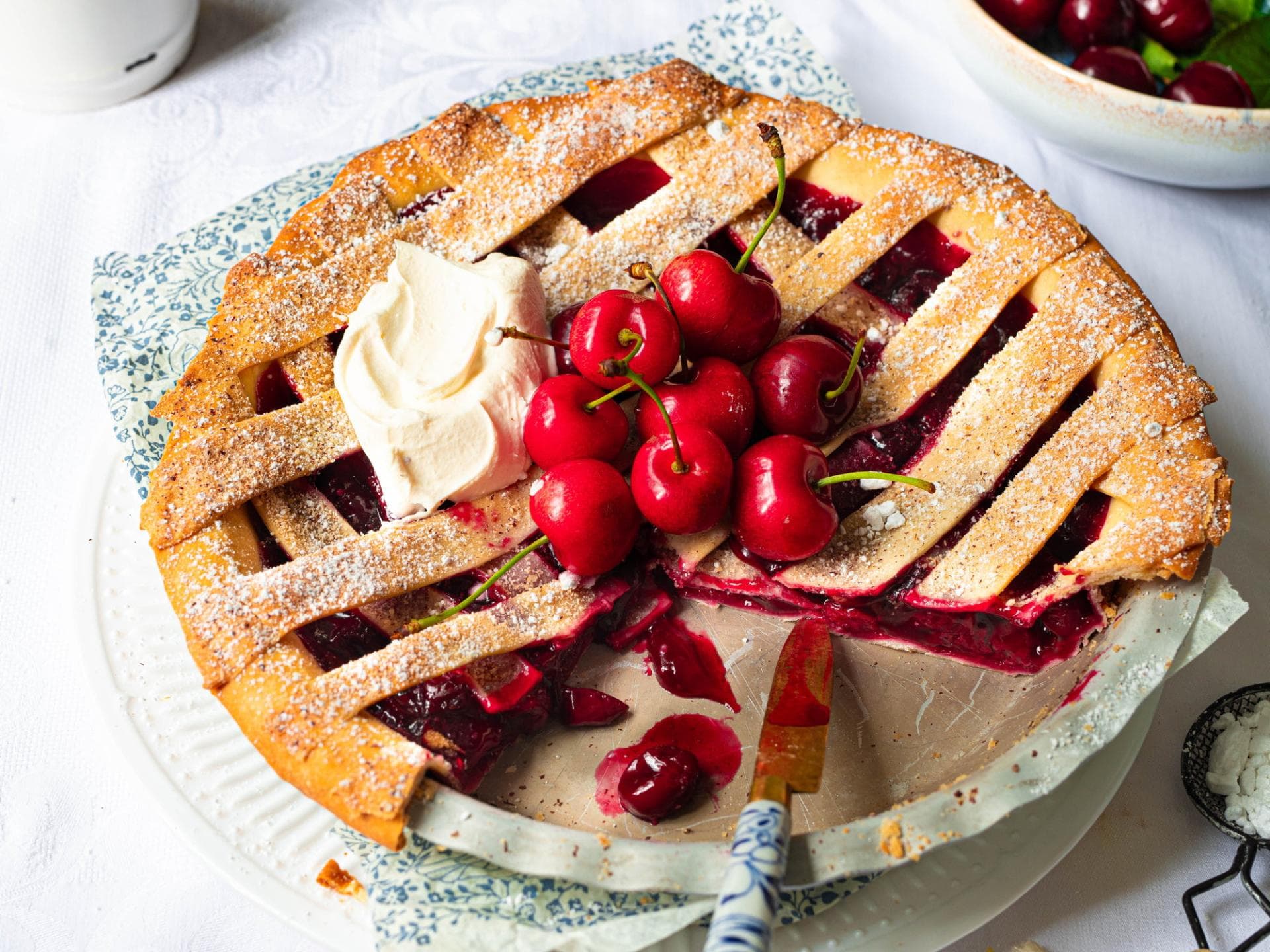 Haselnuss-Kirschtarte: Unser einfaches Rezept wird mit Schlagsahne zum ...