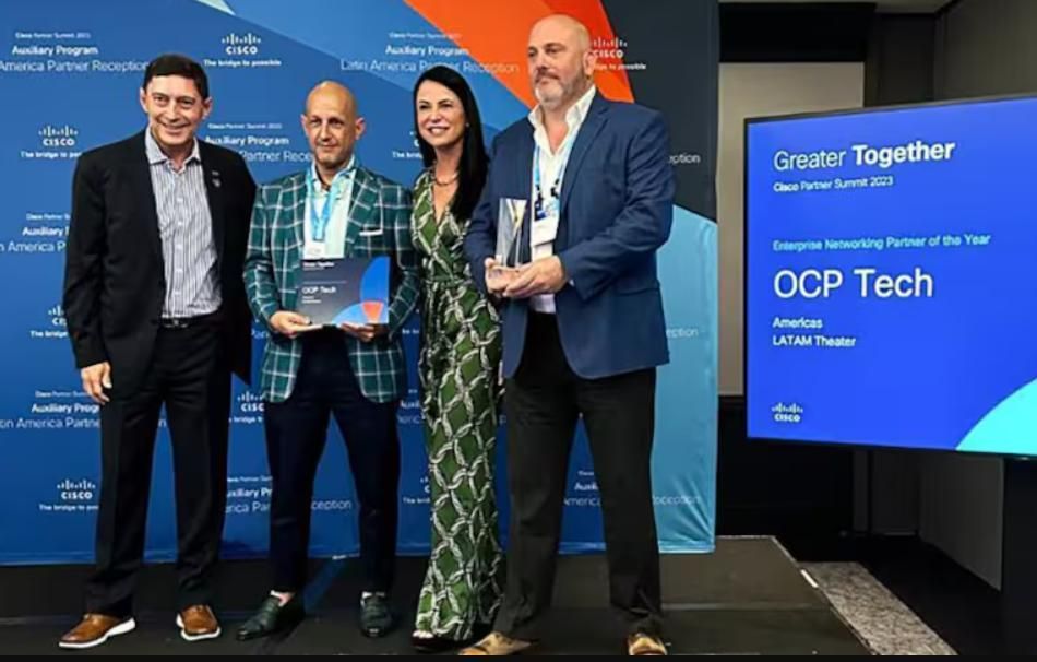 Leonardo Scatturice (de saco a cuadros), al recibir un premio para su empresa OCP Tech.