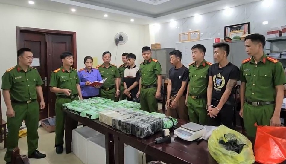 Công an chốt chặn, bắt kẻ cầm đầu đường dây ma túy xuyên quốc gia, thu 60 bánh heroin