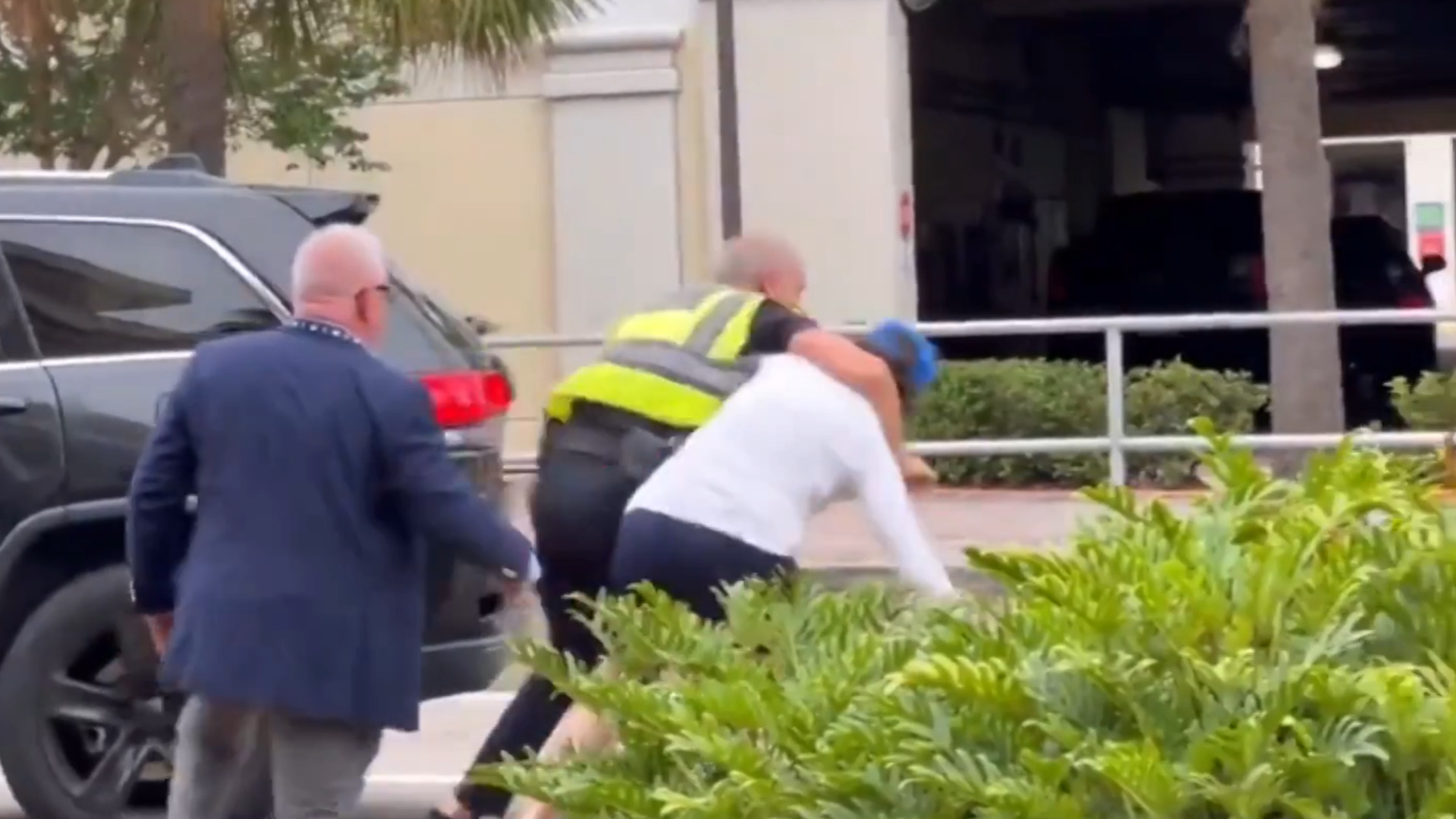 ‘Instant karma’ Deranged lefty bodyslammed by veteran police officer(01)