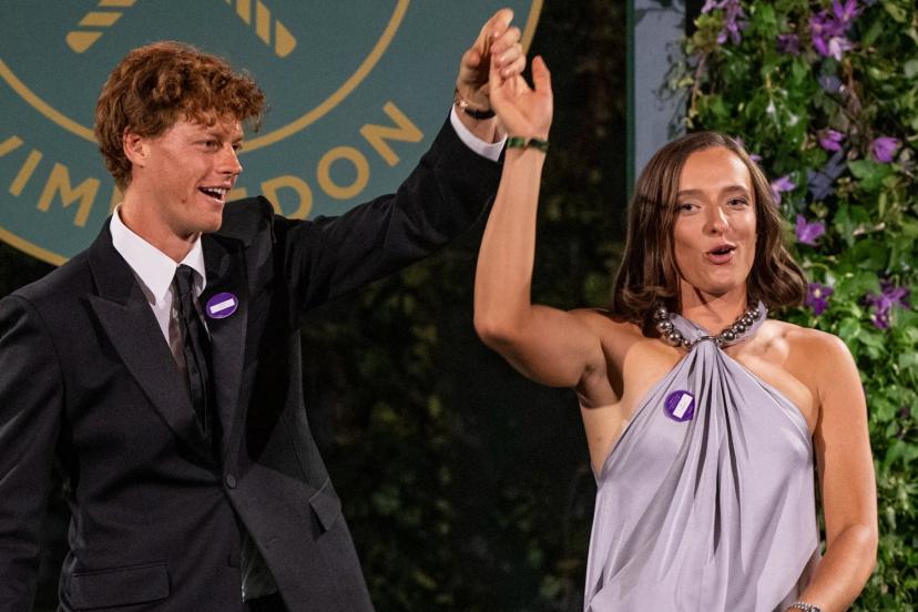 Jannik Sinner et Iga Swiatek partagent une danse lors de la cérémonie de  clôture de Wimbledon