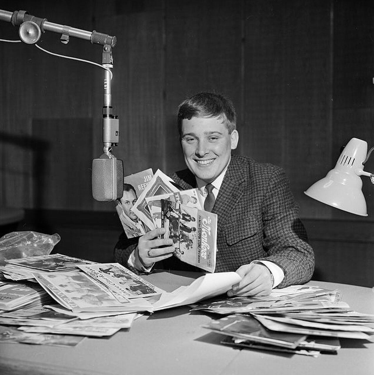 Vidar Lønn-Arnesen (født 1940) er en norsk sanger, underholder og programleder kjent fra en rekke radio- og tv-programmer med populærmusikk i NRK, blant annet Norsktoppen, Ti i skuddet, Da Capo samt Puslespill i Barne-TV.