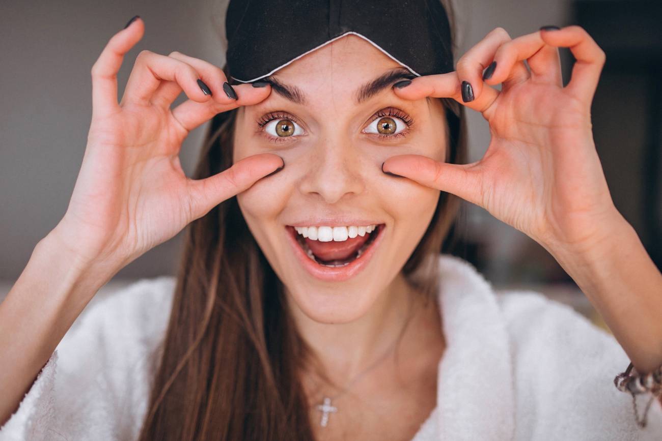 Las ojeras son enemigos universales de la belleza. Y es que es una de la partes del rostro que antes evidencia el paso del tiempo.