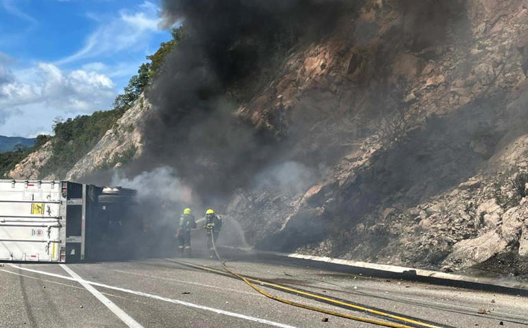 Súper carretera Durango Mazatlán,Plaza de Cobro 97 Coscomate,vuelca tráiler en supercarretera a mazatlán,capufe