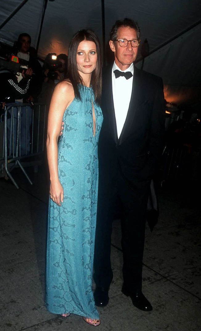 Emily Ratajkowski remet au goût du jour une robe culte de Gwyneth Paltrow