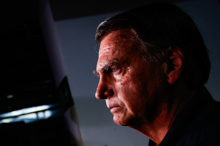 Bolsonaro deve acompanhar julgamento de casa, diz Flávio