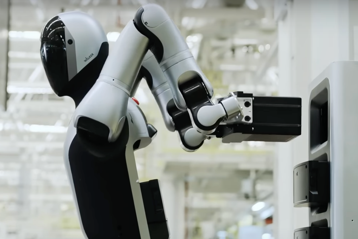 China unveils world s first robot that runs on its own and swaps China unveils world s first robot that runs on its own and swaps