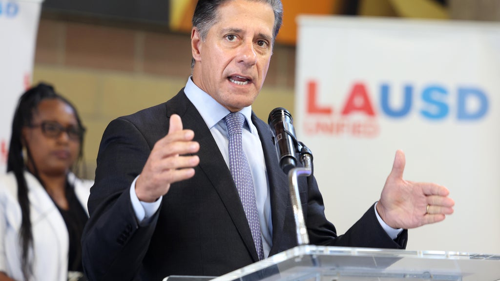 LAUSD Superintendent Alberto Carvalho resigns amid FBI investigation